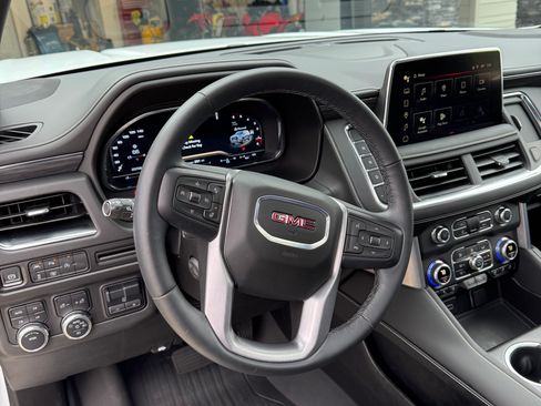 Used 2024 GMC Yukon SLT w/ SLT Premium Package image 8