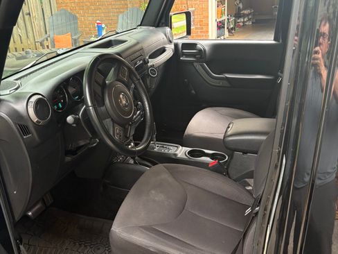 Used 2017 Jeep Wrangler Unlimited Sport w/ Connectivity Group AWD/4WD image 9