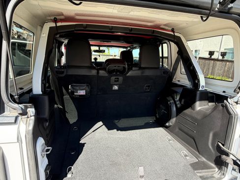 Used 2018 Jeep Wrangler Unlimited Rubicon AWD/4WD image 12