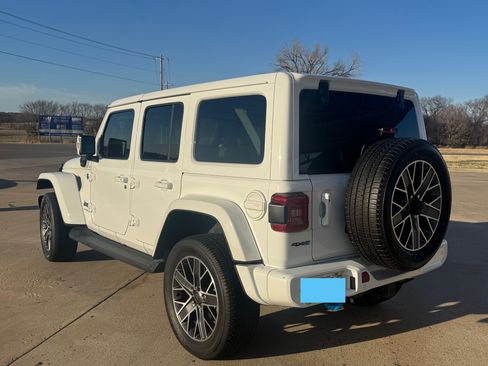 Used 2022 Jeep Wrangler Unlimited Sahara image 6
