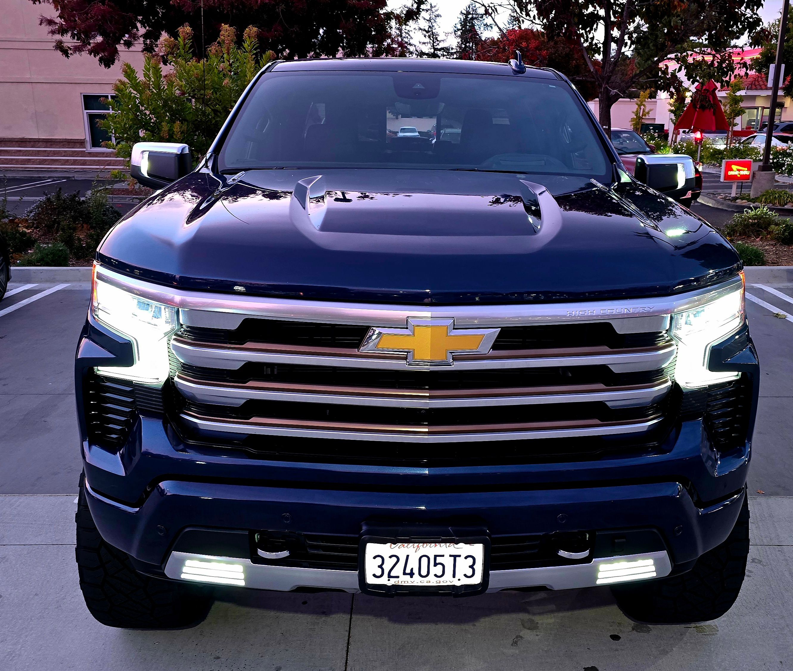 Used 2022 Chevrolet Silverado 1500 High Country w/ Technology Package AWD/4WD image 2