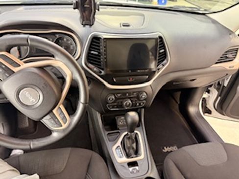 Used 2017 Jeep Cherokee Latitude FWD image 10