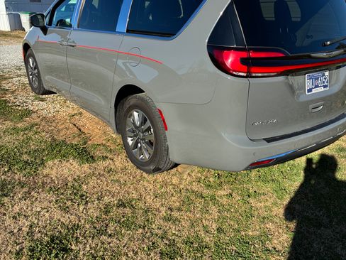 Used 2023 Chrysler Pacifica Touring-L image 2