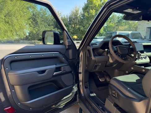 Used 2023 Land Rover Defender 90 V8 image 9