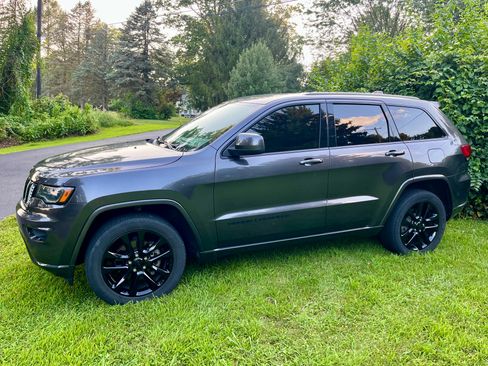 Used 2020 Jeep Grand Cherokee Altitude image 4