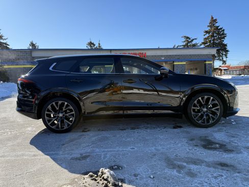 Used 2025 Toyota Crown Signia Limited Hybrid Sport Utility 4 image 17