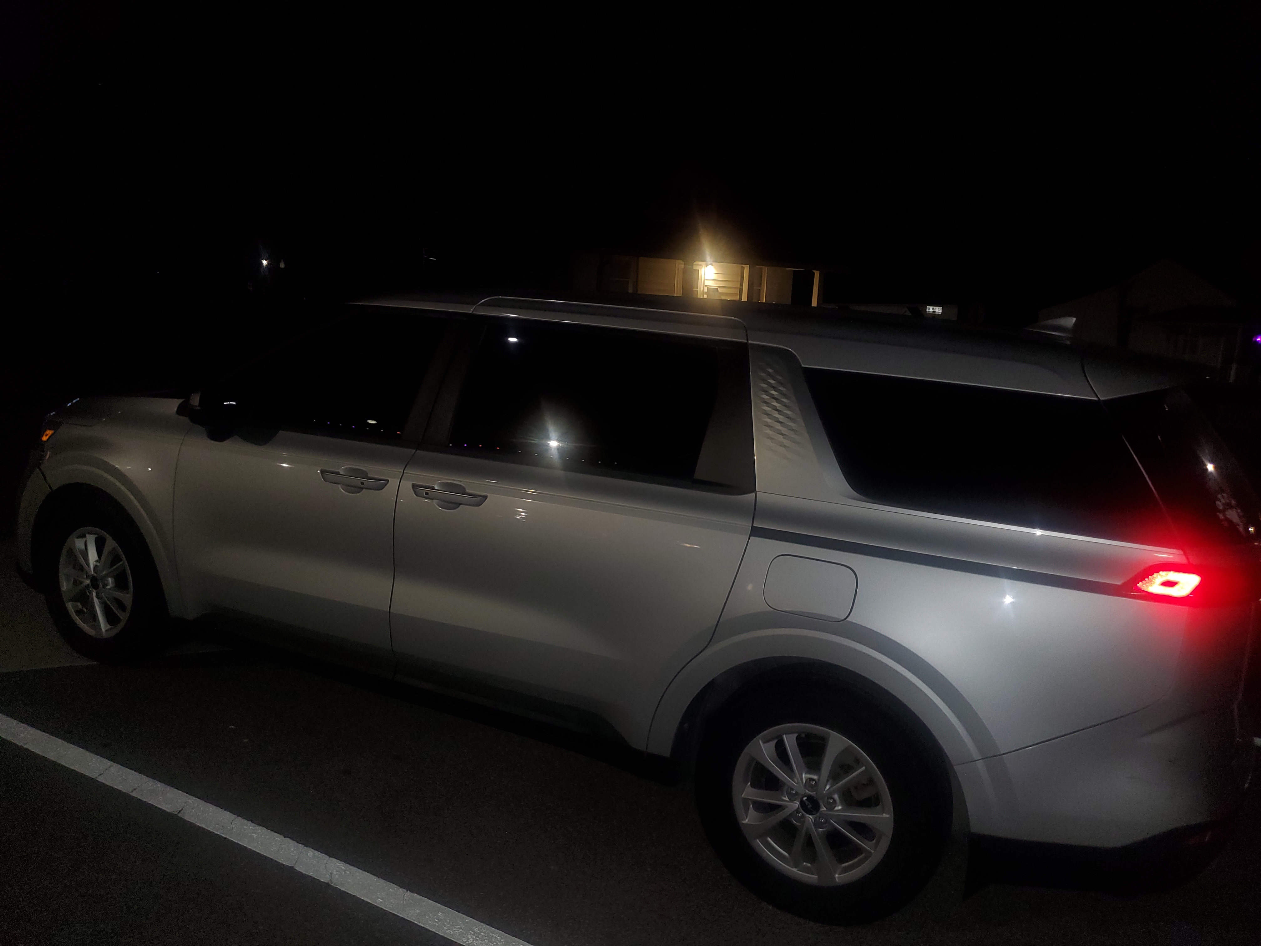 Used 2022 Kia Carnival LX FWD image 6