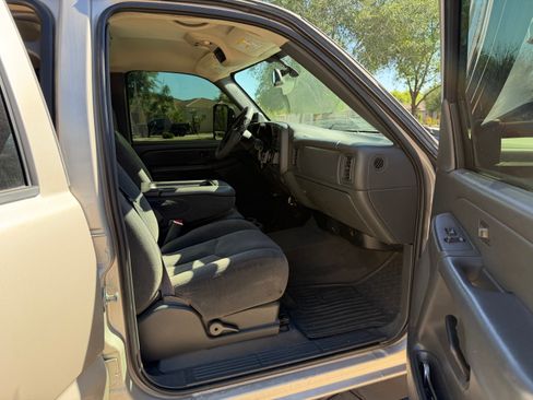 Used 2006 Chevrolet Silverado 2500 LT w/ Onstar Plus Package AWD/4WD image 9
