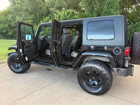 Used 2010 Jeep Wrangler Unlimited Sahara w/ Dual Top Group AWD/4WD image 4