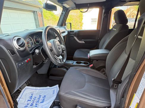 Used 2015 Jeep Wrangler Unlimited Rubicon image 27