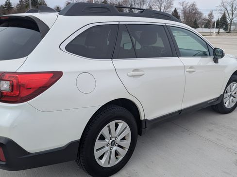 Used 2018 Subaru Outback 2.5i Premium image 2