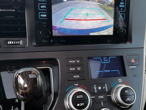 Used 2016 Toyota Sienna XLE Premium image 14