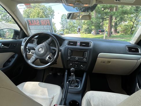 Used 2011 Volkswagen Jetta SEL FWD image 2