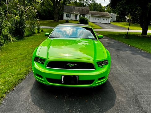 Used 2013 Ford Mustang Premium RWD image 2
