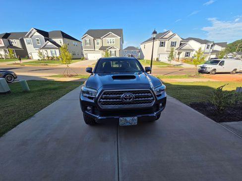 Used 2016 Toyota Tacoma TRD Sport w/ Towing Package image 2