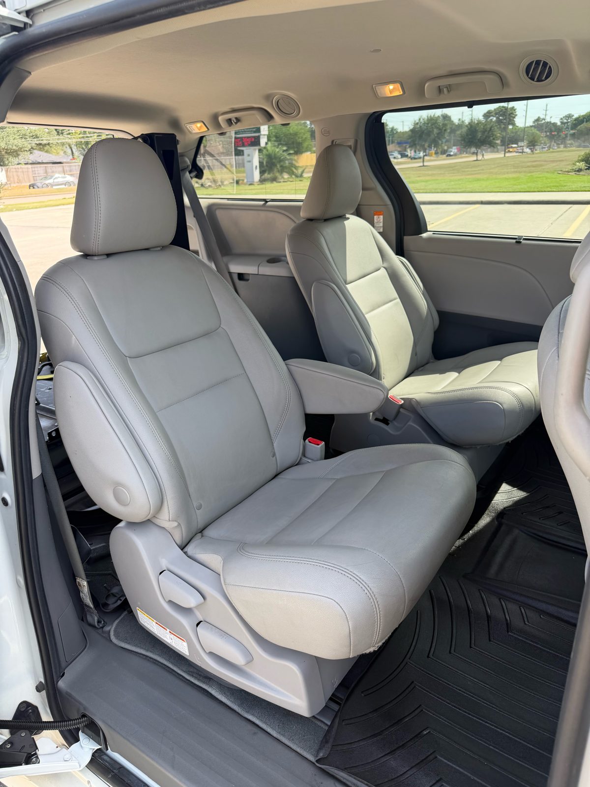 Used 2020 Toyota Sienna XLE w/ XLE Navigation Package AWD/4WD image 4