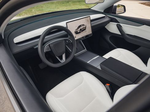Used 2026 Tesla Model Y Long Range image 5