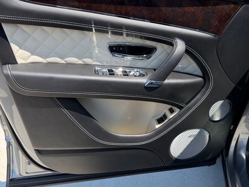 Used 2018 Bentley Bentayga Onyx Edition image 31