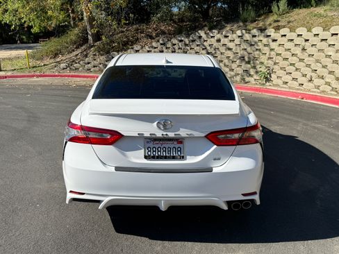 Used 2019 Toyota Camry SE image 2