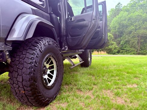 Used 2018 Jeep Wrangler Unlimited Sahara w/ Cold Weather Group AWD/4WD image 4