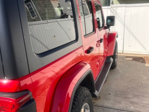Used 2018 Jeep Wrangler Unlimited Sahara image 5