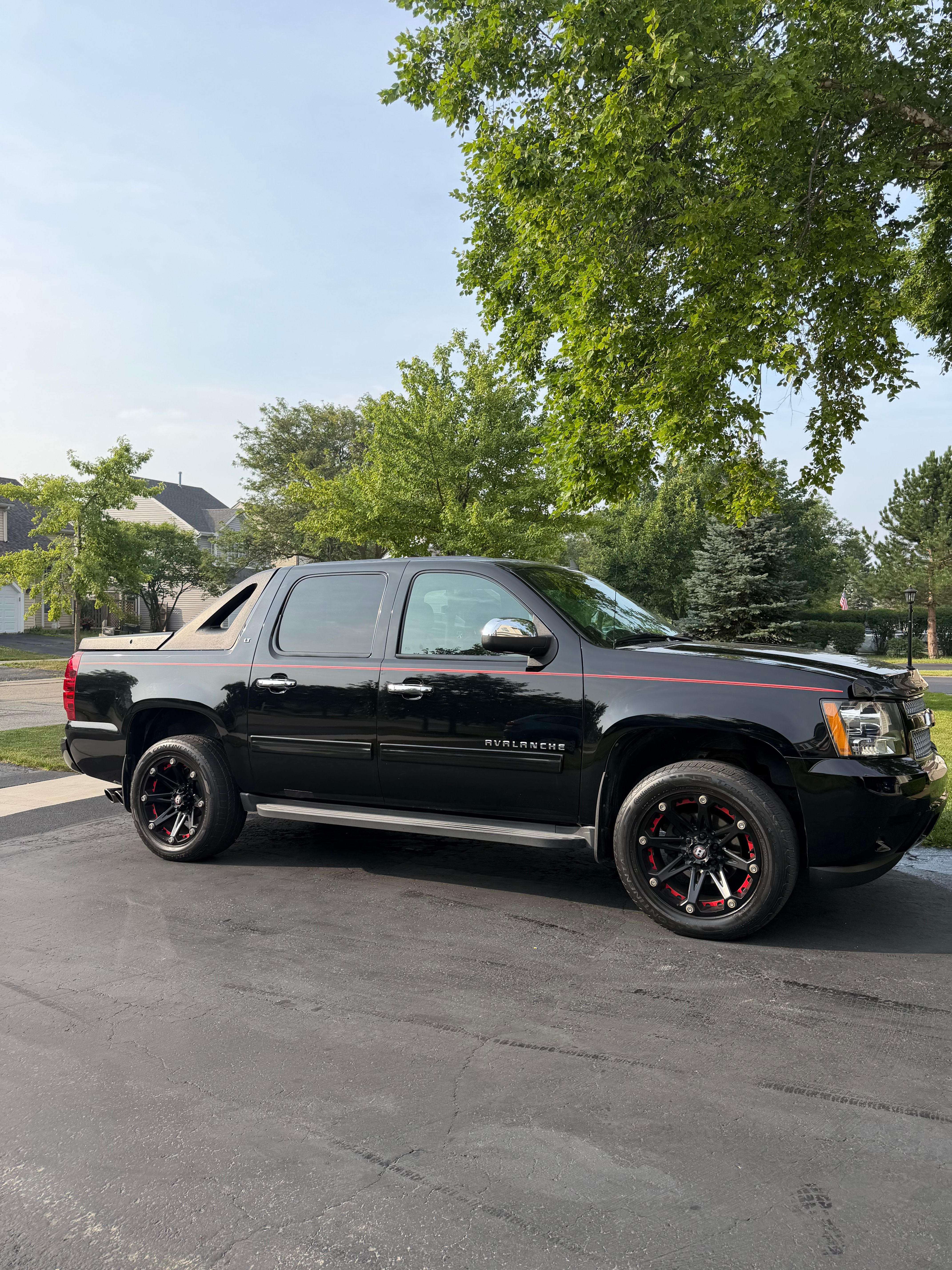 Used 2010 Chevrolet Avalanche LT w/ Luxury Package AWD/4WD image 6