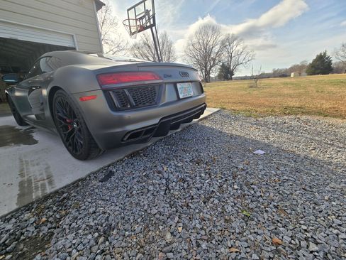 Used 2017 Audi R8 V10 w/ Carbon Exterior Package image 14