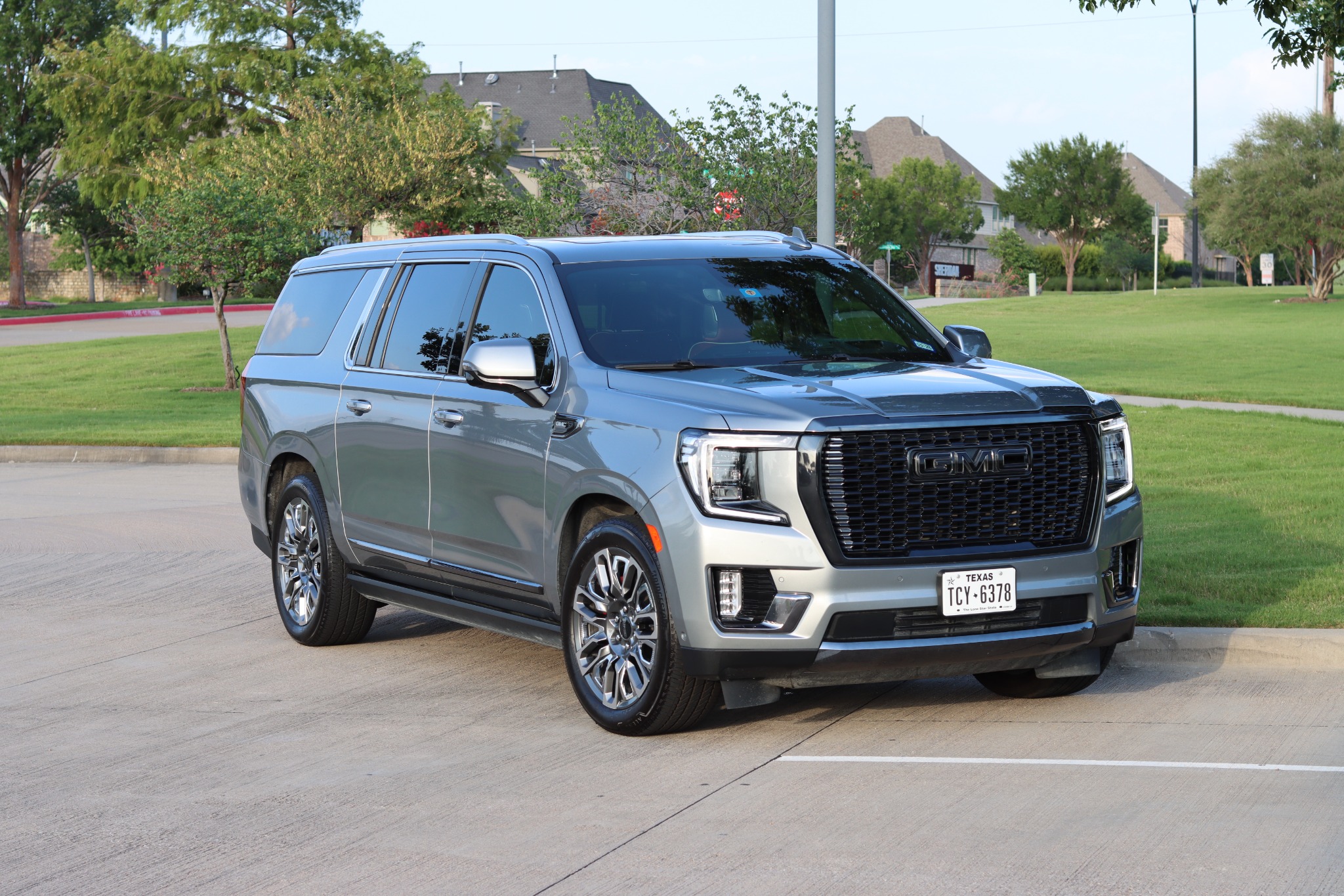 Used 2023 GMC Yukon XL Denali Ultimate w/ LPO, Floor Liner Package AWD/4WD image 4