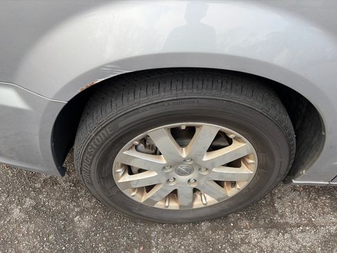 Used 2015 Chrysler Town & Country Touring image 6