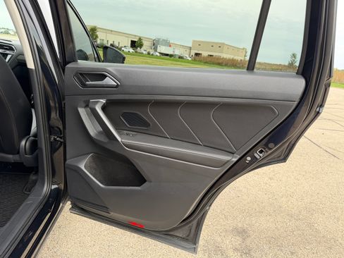 Used 2024 Volkswagen Tiguan SE w/ Panoramic Sunroof Package AWD/4WD image 30