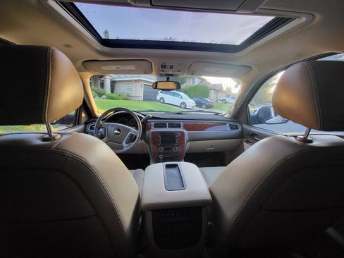 Used 2011 Chevrolet Suburban LTZ image 6