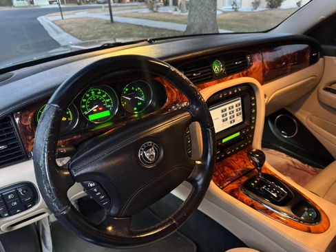 Used 2007 Jaguar XJ8 image 10