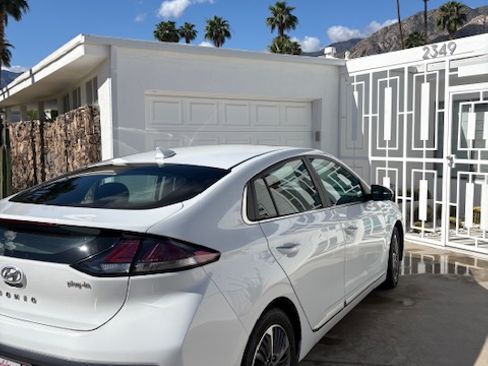 Used 2020 Hyundai Ioniq Limited image 4