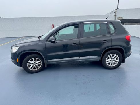 Used 2011 Volkswagen Tiguan S image 8