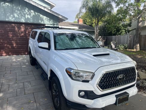 Used 2018 Toyota Tacoma TRD Sport image 1