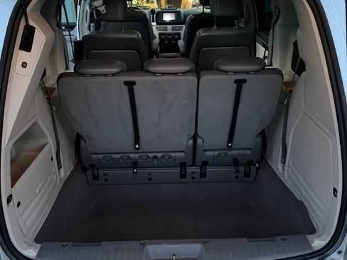 Used 2010 Volkswagen Routan SE FWD image 22