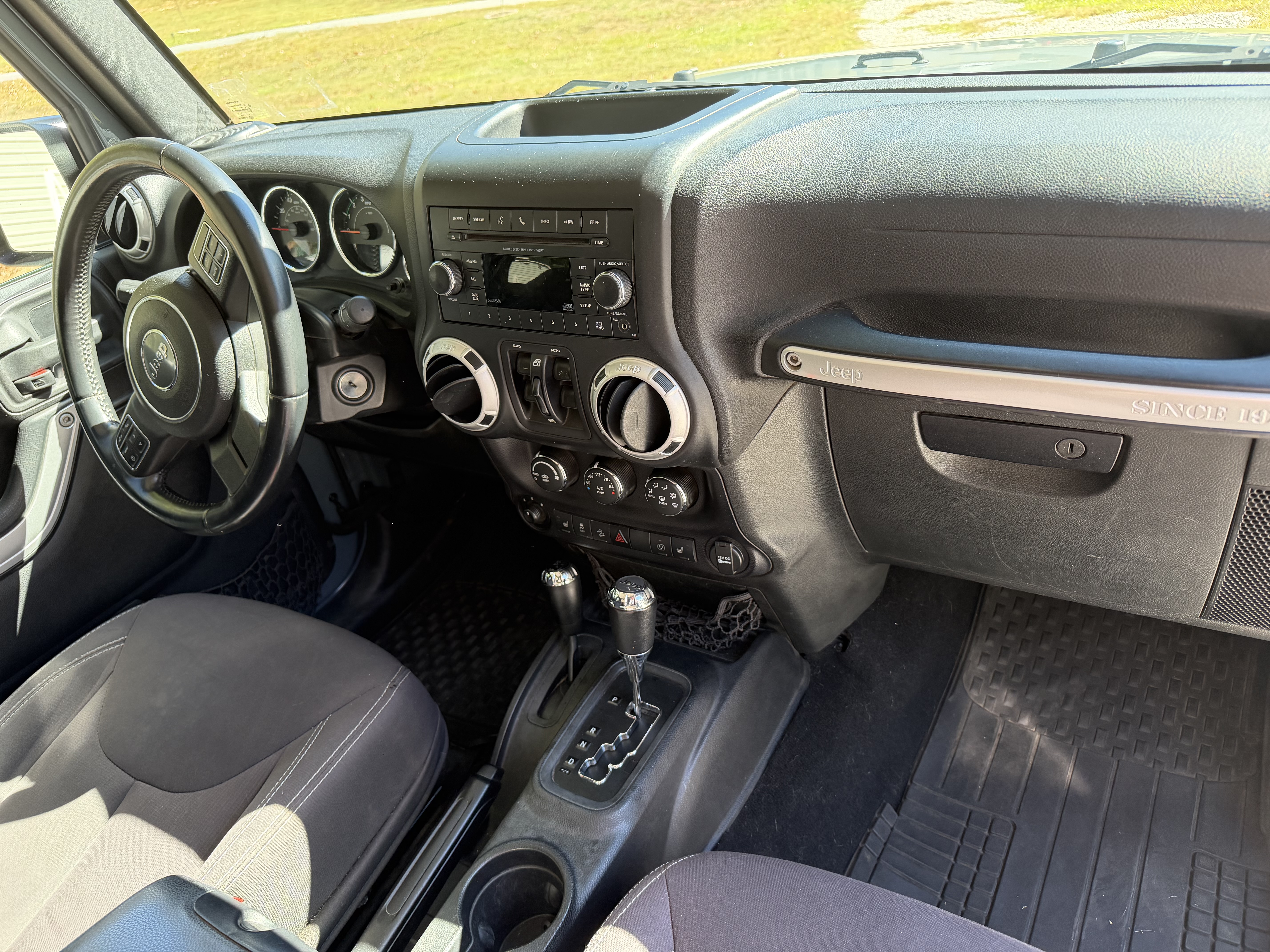 Used 2015 Jeep Wrangler Unlimited Sahara w/ Connectivity Group AWD/4WD image 8