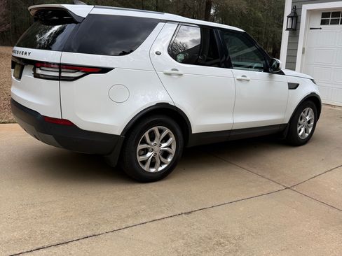 Used 2019 Land Rover Discovery SE image 1