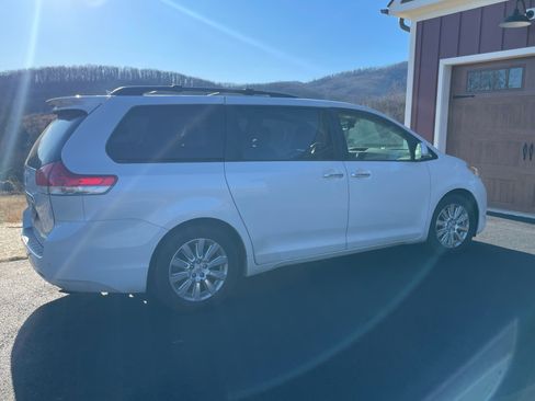 Used 2011 Toyota Sienna Limited image 2