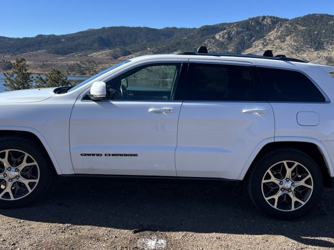Used 2018 Jeep Grand Cherokee Limited image 19