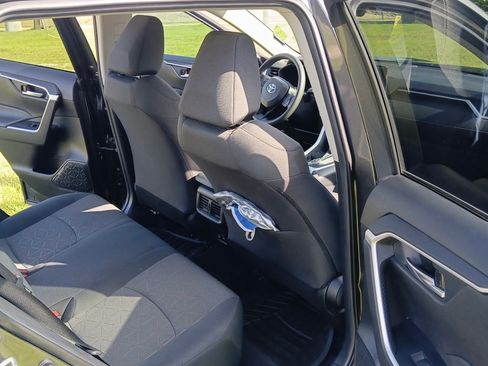 Used 2021 Toyota RAV4 XLE FWD image 10