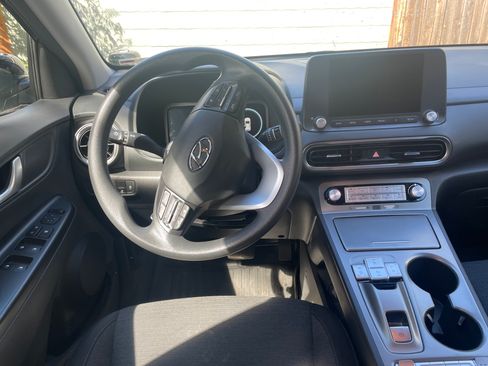 Used 2023 Hyundai Kona SE image 2