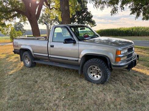 Used 1998 Chevrolet Silverado 2500 4x4 Regular Cab w/ Preferred Equipment Group 2 image 6