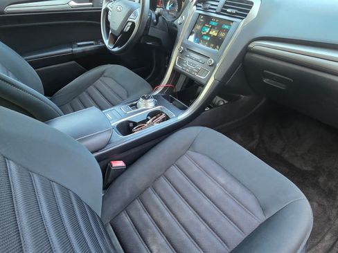 Used 2018 Ford Fusion SE w/ Fusion SE Technology Package image 4