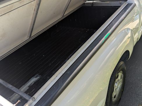 Used 2013 Toyota Tacoma 2WD Regular Cab image 2