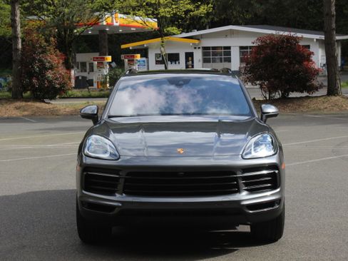 Used 2023 Porsche Cayenne image 1