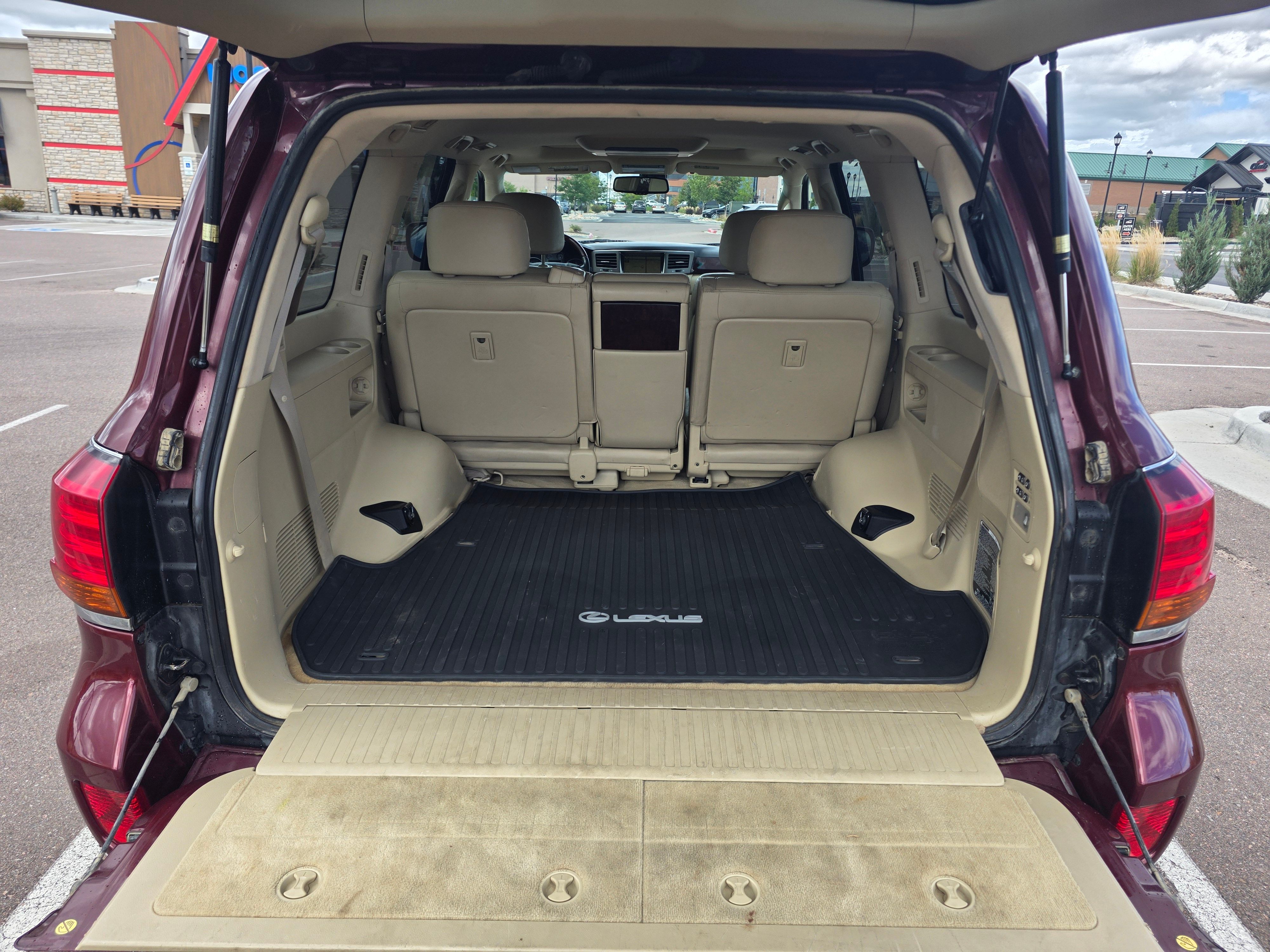 Used 2011 Lexus LX 570 4WD w/ Luxury Pkg image 24