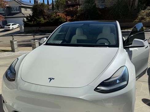 Used 2021 Tesla Model Y Long Range image 1