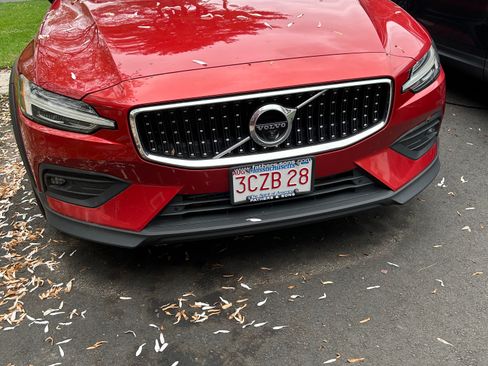 Used 2020 Volvo V60 T5 Cross Country image 1