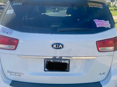 Used 2017 Kia Sedona LX w/ LX Essentials Premium Package image 8